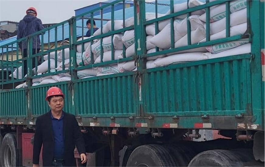 河南德佳飼料公司，與新疆合作伙伴，開啟豬飼料特優(yōu)552，現(xiàn)場(chǎng)裝車直播活動(dòng)！